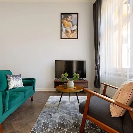 Ls Ac * بودابست